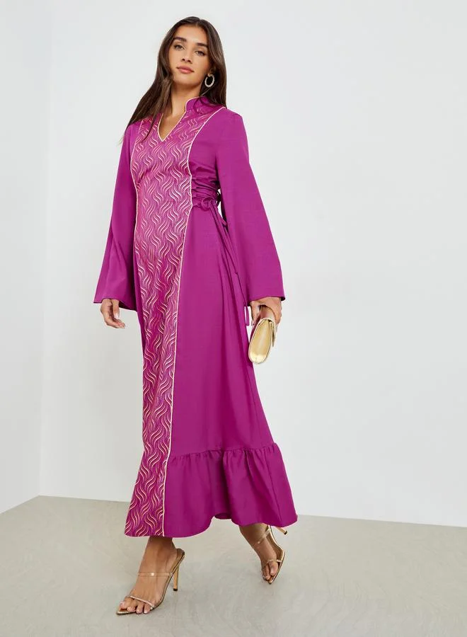 ستايلي فستان طويل بطبعة قصدير وتفاصيل رباط